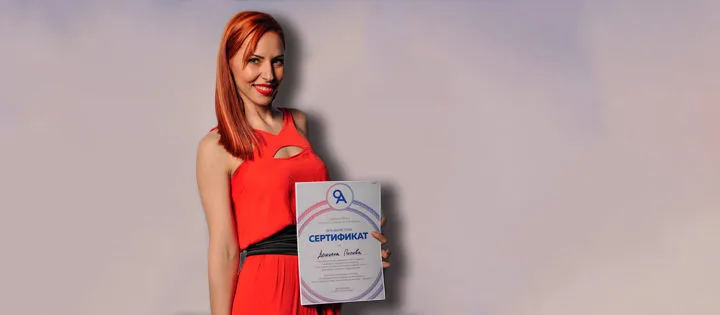 Даниела Попова завършва Медии и комуникации във Виенския централен университет. Тя е с професионален опит в две организации в международната мрежа на работещата за равен достъп до качествен образование в световен мащаб организация Teach For All – Teach For Austria и Заедно в час.