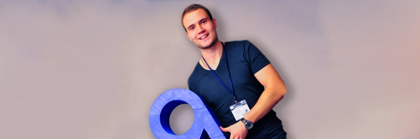 Михаел Иванов се занимава с онлайн маркетинг и продажби. Включва се на места и с писане на съдържание, отново в сферата на маркетинга.