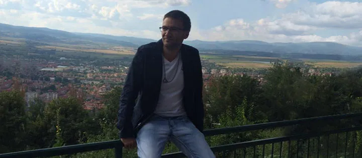 Велизар Величков е на 26 години. В момента е адвокат и интернет предприемач.